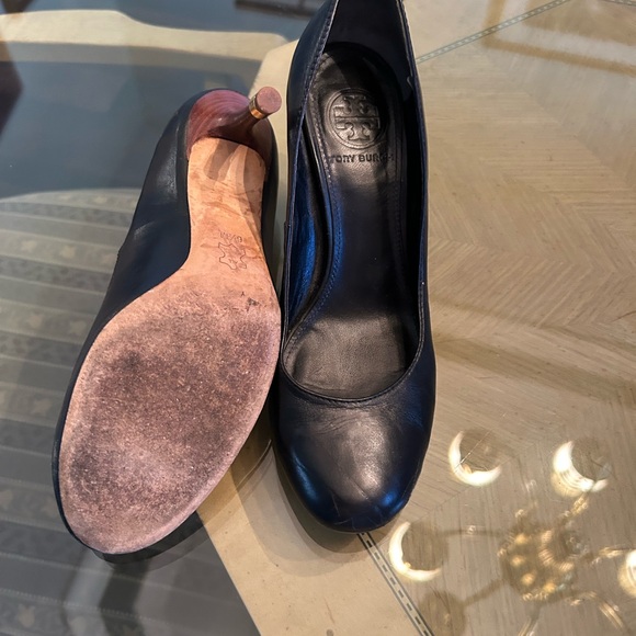 Elegant and timeless black all leather Tory Burch heels. 6 1/2. - Picture 6 of 6